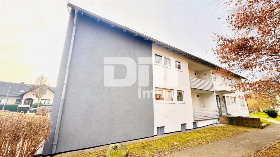 (R)eserviert!Kompakte Zweizimmerwohnung mit Balkon, Kellerraum - Seitenansicht Haupteingang